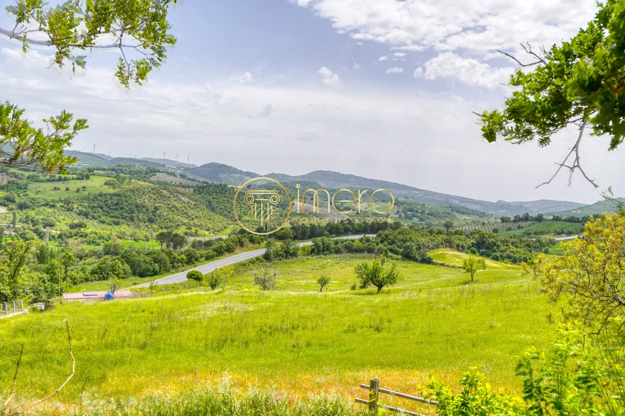 BERGAMA -İVRİNDİ YOLUNA 200M. CEPHELİ İÇİNDE 1+1 EV OLAN ARAZİ