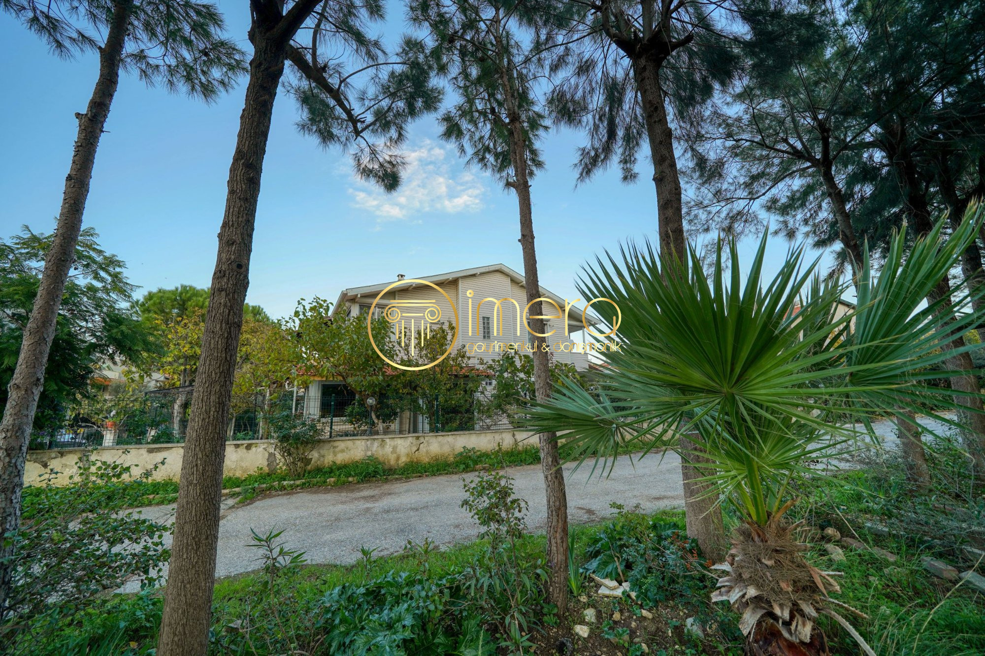 URLA ÇEŞMEALTI HAVUZLU SİTEDE GENİŞ BAHÇELİ FULL EŞYALI 3+1