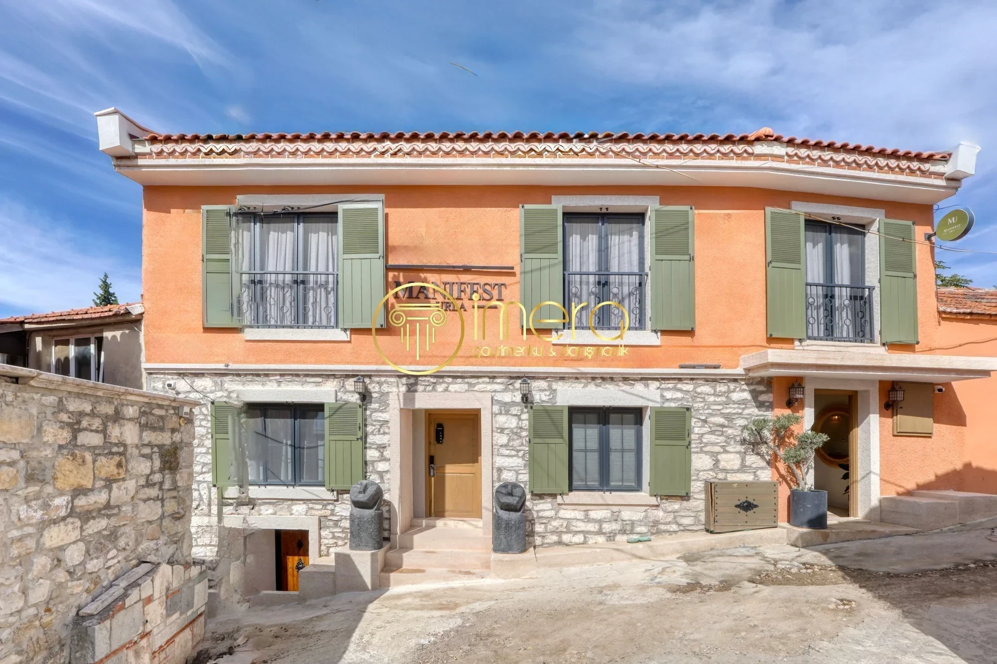 URLA SANAT SOKAĞI YAKINI AVLULU 6 ODALI TAŞ BUTİK OTEL